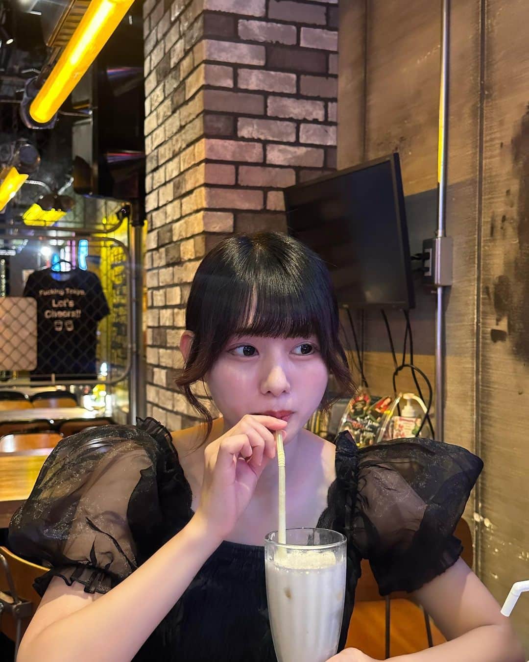 瀬山まどかのインスタグラム：「インスタは目線外しのほうがいいって聞いたよでも飲み物飲む時横目で飲んでる人なんていないよね。笑  #大阪カフェ」