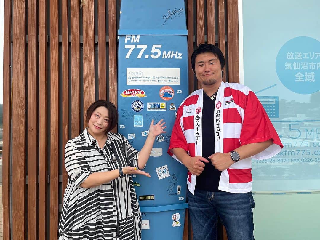 真壁伸弥のインスタグラム：「気仙沼のラジオでラグビートーク。 昔を知ってると、今の気仙沼は大きく変わってるとこと、悲しいけど変わらぬところがあって、元宮城県民としては少し複雑です。 リスナーさんから龍の松を頂いた時には、やっぱりそうだよね、と思いました。 そしてリポビタンDの差し入れも、やっぱりそぅだよね〜と思いました。  東北地方をワンチーム大作戦で駆け抜けてくれている皆さんともパチリ。  元気もらえた東北。 明日も頑張ろう。」