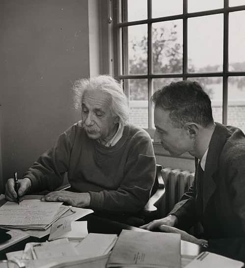 アルベルト・アインシュタインのインスタグラム：「#ThrowbackThursday: In honor of the new "Oppenheimer" movie, here's a photo of the two physicists, Albert Einstein and J. Robert Oppenheimer.  #oppenheimer」