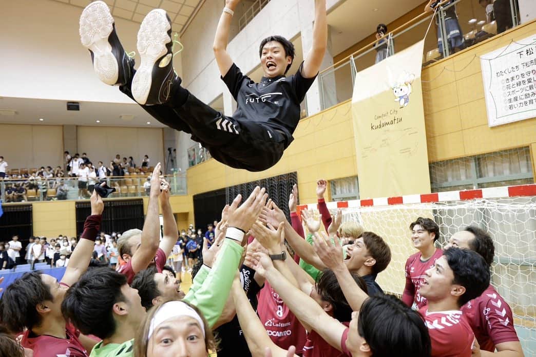 東江雄斗さんのインスタグラム写真 - (東江雄斗Instagram)「荒川さん2シーズンとちょっとという短い間でしたが、ありがとうございました😊 チームのためにアナリストとして、またそれ以外でもチームのためにサポートしてくださって大変お世話になりました！！  違うステージでも荒川さんのご活躍を願っています‼️  いつかバスケ対決しましょ🏀 (アキレス腱が切れない程度に🦵笑)  #ありがとう  #お疲れ様でした #感謝 #zeekstartokyo  #handball」7月20日 22時10分 - yutoagarie