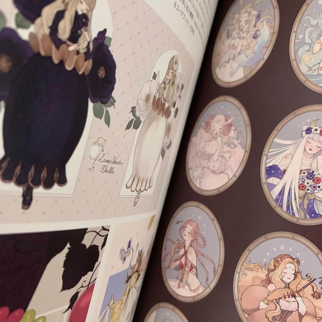 みーこのインスタグラム：「ソーテック社様より7月24日に発売される『NEW GIRLS ILLUSTRATION』にイラストを掲載いただいております💫  去年のカレンダーに使用したイラストなどを加筆したり再編集したりしたものを載せていただきました！  120名のイラストレーターさんの作品が掲載されていてどのページを捲ってもキラキラ輝いて見えます🥰  Amazonなどで予約受付中とのことですので、ぜひチェックしていただけたら嬉しいです💐  #イラスト #イラストレーター #イラストグラム」