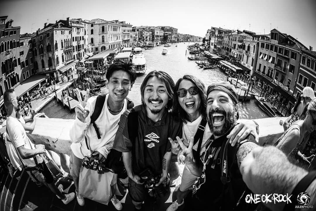 Tomoyaのインスタグラム：「ずっと行きたかった街、ベネチアにやっと行けた！🇮🇹 このツアーで1番のデイオフになった☺️ また来たいな✨🕊  I finally got to visit Venice!☺️ It has become one of my favorite cities! I can't wait to come back🌏✨🕊   @julenphoto 📸   #drummer #dayoff #venice #🇮🇹 #見るだけ」