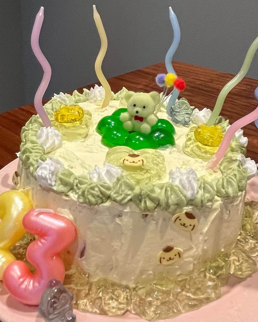 むくのインスタグラム：「今年もかわいいケーキ作りました🥣🧚🏻‍♀️ 味はパンだったけど、かわいさは120点だったから大成功です🤱🏻🫶🏻 来年はスポンジから...つくれるといいですね！！」