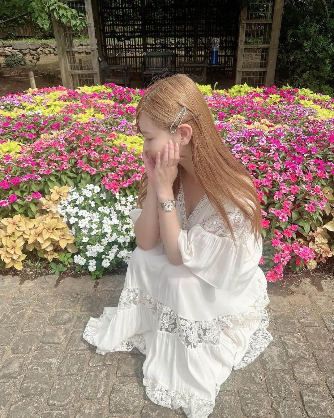 葵百合香（八田愛梨）のインスタグラム：「お花畑るるる〜♡ #葵百合香 #av女優 #セクシー女優  #高身長 #巨乳 #熟女 #人妻 #エッチなお姉さん #グラビア #ポートレート」