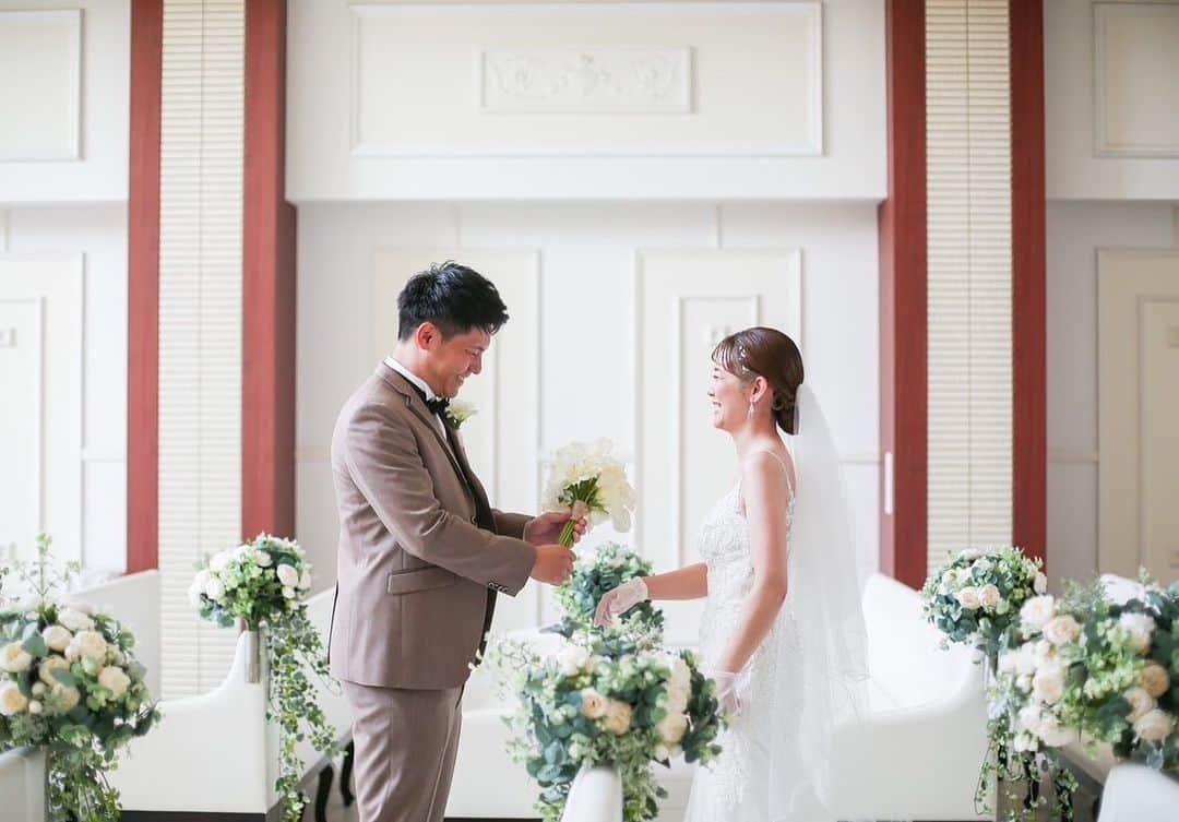 福井結婚式 福井結婚式場さんのインスタグラム写真 - (福井結婚式 福井結婚式場Instagram)「.  First meet‪‪💍  新婦様のドレス姿をはじめてご覧になり  思わず笑みが溢れる新郎様  特別な一日のはじまりの瞬間です𓂃 𓈒𓏸  ---------------------------------------------  #ララシャンス #ララシャンスベルアミー #lalachance  #ロケーション撮影  #ウエディングニュース #再入場 #入場 #福井 #福井結婚式 #結婚式準備  #卒花 #卒花嫁 #プレ花 #前撮り #前撮りポーズ #前撮りレポ  #前撮りヘア#ファーストミート #wedding #weddingdress #ウェディングドレス #ウェディングヘア #ウェディングフォト #ウェディングブーケ #ウェディングケーキ #ウェディングアクセサリー  #結婚式演出 #結婚式アイデア #カラードレス #カラードレスヘア」7月20日 22時17分 - lalachance_belami_fukui