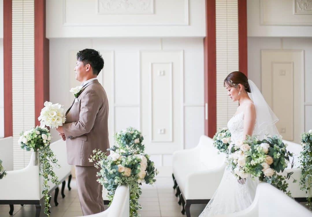 福井結婚式 福井結婚式場のインスタグラム：「.  First meet‪‪💍  新婦様のドレス姿をはじめてご覧になり  思わず笑みが溢れる新郎様  特別な一日のはじまりの瞬間です𓂃 𓈒𓏸  ---------------------------------------------  #ララシャンス #ララシャンスベルアミー #lalachance  #ロケーション撮影  #ウエディングニュース #再入場 #入場 #福井 #福井結婚式 #結婚式準備  #卒花 #卒花嫁 #プレ花 #前撮り #前撮りポーズ #前撮りレポ  #前撮りヘア#ファーストミート #wedding #weddingdress #ウェディングドレス #ウェディングヘア #ウェディングフォト #ウェディングブーケ #ウェディングケーキ #ウェディングアクセサリー  #結婚式演出 #結婚式アイデア #カラードレス #カラードレスヘア」