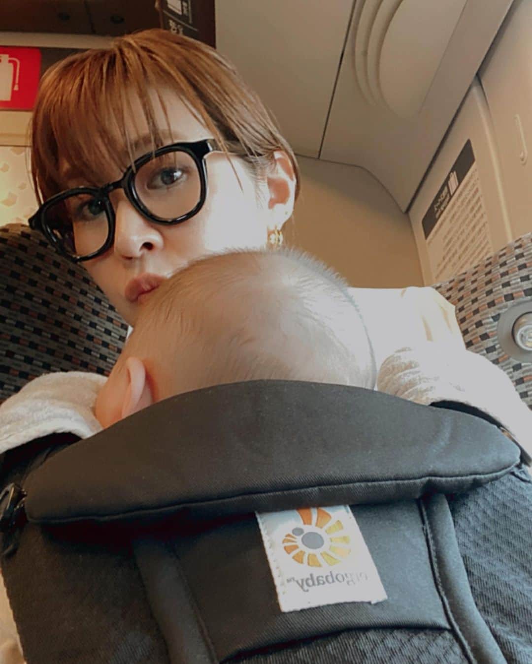 木村沙織のインスタグラム：「. 初めての新幹線２人旅🚅✨ . 寝て起きて遊んでの繰り返しだったけど 一番テンションあがってたのは 最後の写真のライト💡😂 . 意思疎通できたみたいで ずっとライトとお喋りしてた🗣️🤝💡 . . 今までエレベーターなんて探したことなかったから普通にテンパったけど ( 最終ベビーカー担いで階段ダッシュw ) . 次の新幹線までに母ちゃん予習します😇🙏🏼」