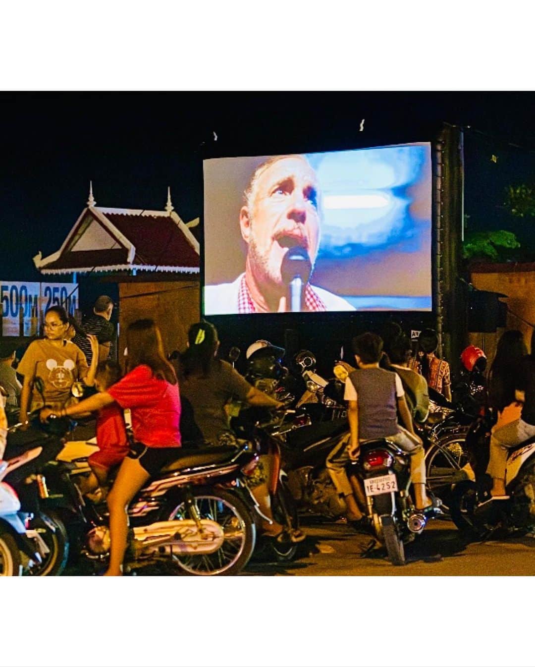 マット・ディロンのインスタグラム：「Bringing it back to home. It was a joy to host an outdoor screening of "City of Ghosts" in the Cambodian gulf town of Kampot where much of the film was shot. A lot has changed over the past 20 plus years, but the place hasn't lost it's charm, some of my greatest challenges were in Kampot as well as some of the fondest memories. #CIFF2023 photos: @sellsnick @johpir @i_dunno_jim @saritareth @bophanacenter @andy.pendleton  @malinkm @wmpaulclark @stellanskarsgardofficial @cambodiainternationalfilmfest @rithypanh」