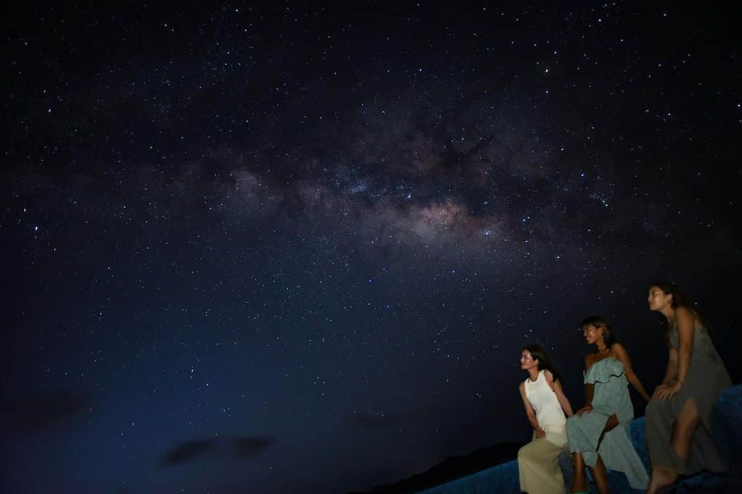 NAHOさんのインスタグラム写真 - (NAHOInstagram)「2023/07/07 TANABATA🌌✨ 七夕の日の星空...🎋✨ . . 何度も何度も声に出すけど、 座間味で見る星空ってね、 ほんとーに言葉では表せないほどの美しさ🌠 七夕の夜、大好きなお友達と♡ 最高な星空の中撮影してもらったぁ✌️💋 しょーたさんいつも素敵な写真を撮ってくれてありがとうね🫶🏼🌈 photo by @okinawa.pic.life 📸 . . . #NAHO #nature #okinawa #zamami #zamamiisland #starrysky #photo #photography #沖縄 #座間味 #座間味島 #沖縄移住 #島暮らし #離島暮らし #星空 #星空フォト #天の川 #七夕 #天の川銀河」7月20日 22時21分 - naho25__kai_noa