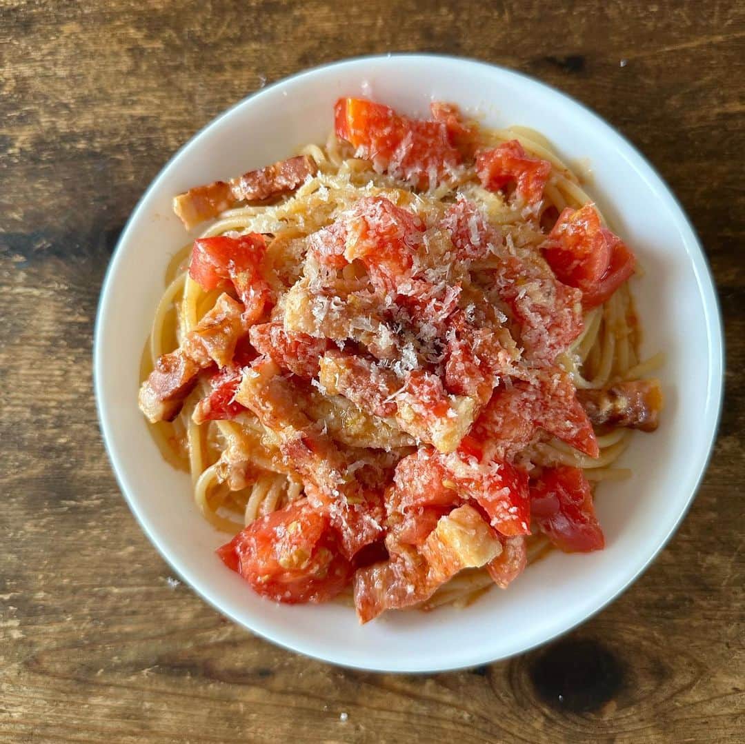 Tesshiさんのインスタグラム写真 - (TesshiInstagram)「完熟トマトとベーコンでスパゲッティ Spaghetti with bacon and juicy ripe tomatoes #yummy #homemade #healthy #pasta #spaghetti #tomato #bacon #parmigiano #おいしい #パスタ #スパゲッティ #ベーコン #トマト #マカロニメイト #フーディーテーブル #手作り #梅雨明け  オリーブオイル大2、にんにく1かけ、赤唐辛子1本、ベーコン40g、完熟トマト1個、ゆで汁大2、パルミジャーノ・レッジャーノ、塩胡椒など お湯1L、塩小2、麺100g 2 tbsp olive oil, 1 clove garlic, 1 chili, 40g bacon, 1 vine ripe tomato, 2 tbsp pasta water, Parmigiano Reggiano, salt and pepper… 1L boiled water, 2 tsp salt and 100g spaghetti  パスタ本も好評販売中 電子書籍もあります  完熟トマトじゃないトマトを使う場合、砂糖としょうゆを少し加えるといい感じです」7月20日 22時22分 - tmytsm