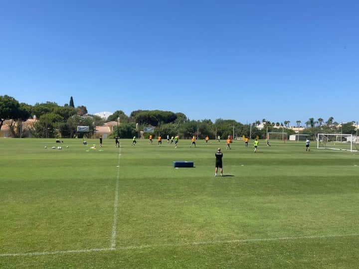 ジョーイ・バートンのインスタグラム：「Another good session banked this morning. Lovely weather to do your training in out here. Fantastic intention from all the players. 💪💙👍」