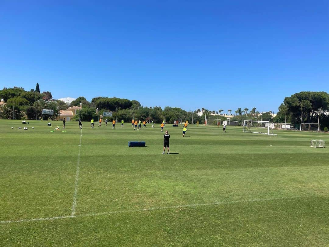 ジョーイ・バートンさんのインスタグラム写真 - (ジョーイ・バートンInstagram)「Another good session banked this morning. Lovely weather to do your training in out here. Fantastic intention from all the players. 💪💙👍」7月20日 22時26分 - joey7bartonofficial