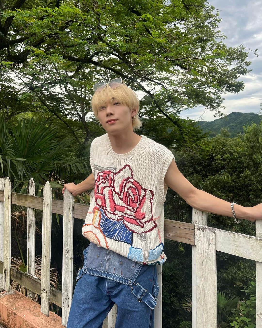 石原知哉のインスタグラム：「オーバーオールをオーバーオールとして活用しないお年頃になりました✨👕👖」
