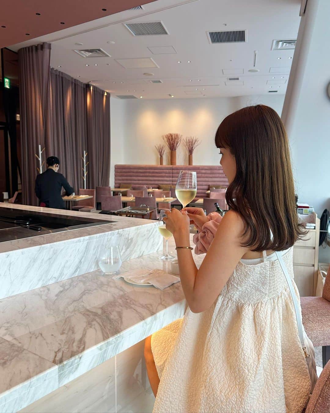 計良日向子（ひなひ）さんのインスタグラム写真 - (計良日向子（ひなひ）Instagram)「. 日比谷のレストランDrapeへ🥂🎀 @drape_hibiya . . . . ピンクと白が基調になってて 好みすぎるレストランだった🥹💞 雰囲気良すぎてワインも飲んだ🫶🤍 ディナーの時間も絶対素敵だし、 女子会やお祝いでまた行きたいな♡ . . . 👗ワンピース　@grl_official . 👜バッグ　@miumiu . 👟スニーカー　@shoesincloset_official . . . . #日比谷カフェ #有楽町カフェ #東京カフェ #丸の内カフェ #日比谷ランチ #grl #grl購入品 #grlコーデ #グレイル #グレイル購入品」7月20日 22時27分 - kerahinako1105