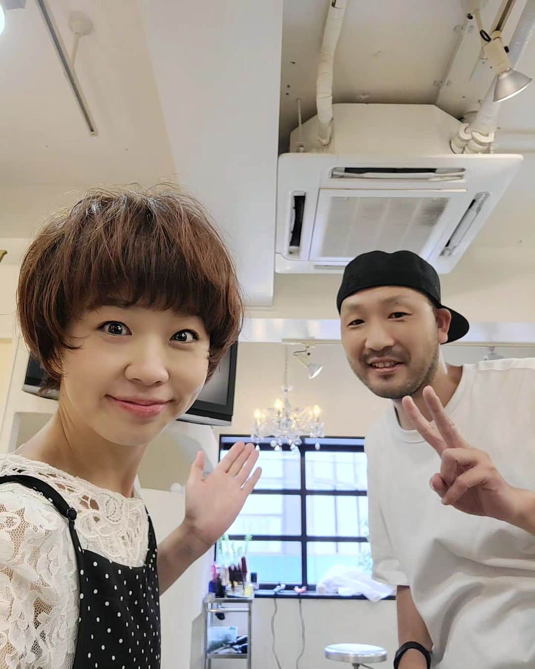 秋田くみ子のインスタグラム：「いつもお世話になっている✨️北堀江「vanify」さんで、カットとカラーをして頂きました😊 ・ 私の希望通り、完璧に仕上げて下さったユ―スさん🎵 ・ 本当にありがとうございます ・ ユ―スさんのヘッドマッサージが気持ち良すぎて、いつも「追加料金をお支払いしたい」と思ってしまいます😊✨️ ・ 来月も宜しくお願い致します🤗 ・ #吉本新喜劇#大阪#北堀江#美容院#vanify」