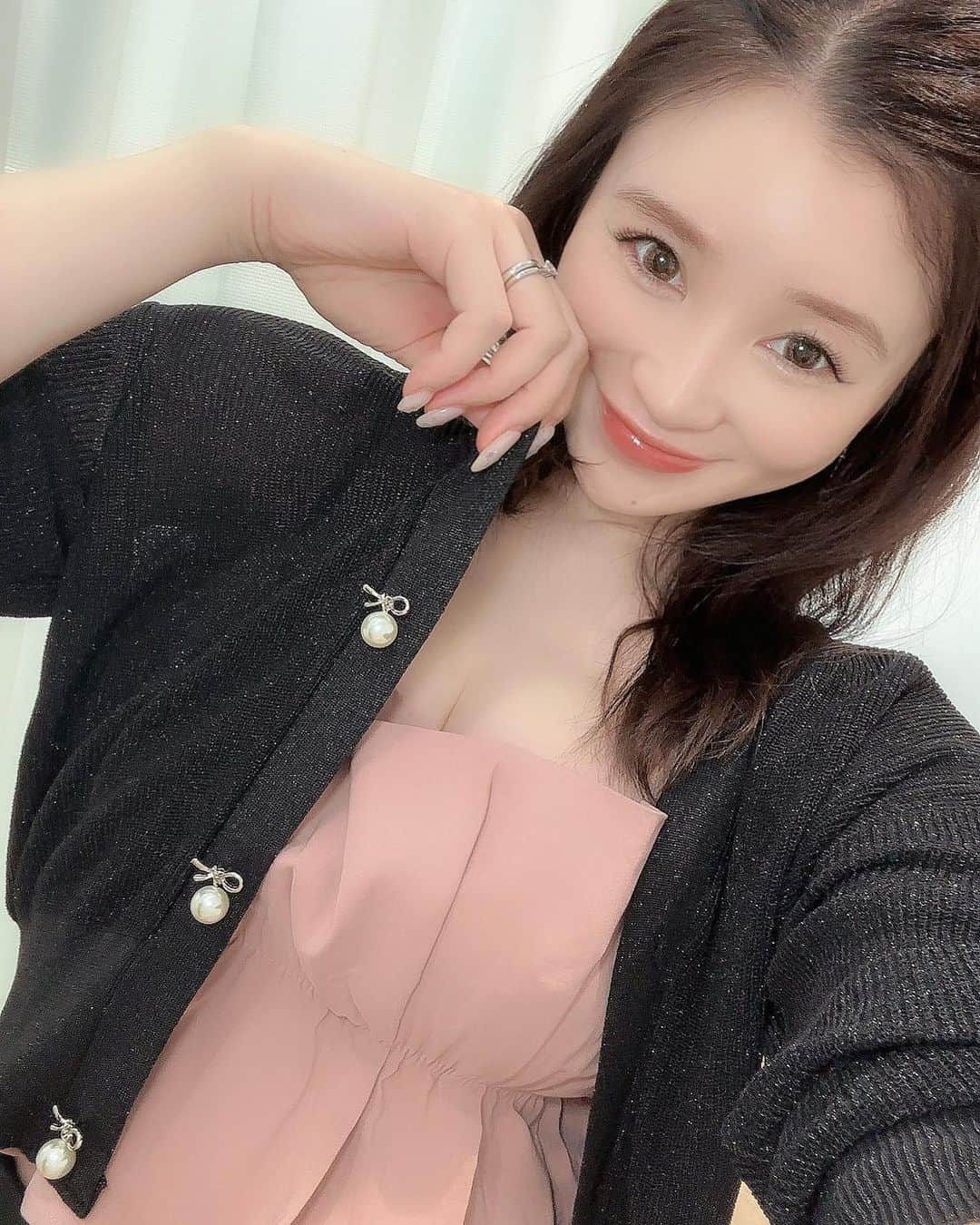 手島優のインスタグラム：「・  ボートレーススペシャルLIVE見てくださったみなさまありがとうございました🚤  今回も熱いレースでしたね！！ 来月もよろしくお願いします♪  今日の衣装兼私服で着てた @miastile.official  のラメカーディガン✨  ラメラメも可愛いし、生地がしっとり柔らかくて気持ちよくて着心地最高🤩 ボタンもパールで可愛いのです🎀  お気に入り❤️  #ボートレーススペシャルlive  #ボートレース　#ボートレース予想  #youtube #生配信 #楽しかった　#私服　#ミアスティーレ　#カーディガン　#キラキラ　#ラメ　#お気に入り」