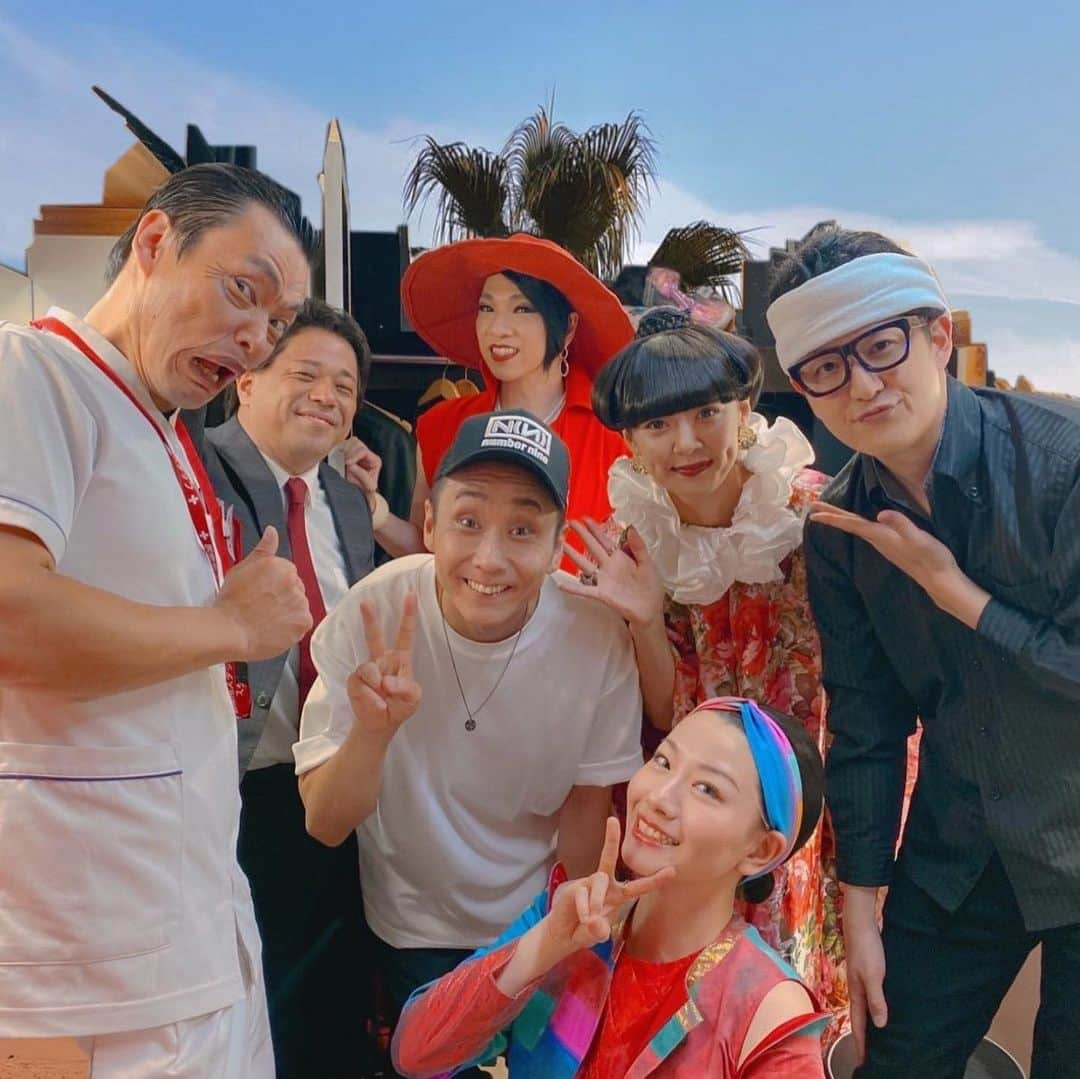 みかんさんのインスタグラム写真 - (みかんInstagram)「そっくり館キサラ🎤 4、4、4年ぶりの出演でございました✌️ 久々ということで特別にこの日はみかんスペシャルdayにして頂きスタッフの皆さん共演してくれた芸人仲間、いつも側で支えてくれるオネェージャー、そしてお客様、本当にありがとうございました🙇‍♀️ 1部2部満員御礼感謝申し上げます💕 私のやりたい放題の企画を一緒にやってくれた最高の仲間のおかげでいつもより刺激的な内容でお届けすることが出来ましたよ😏😏😏 アドレナリンが出まくった日でした😂 コラボ最高に楽しかった💖 またやりたいなぁー🎤  最後は新ネタのCMの時の夏木マリさんで終わったよ😂 やっぱ新ネタ下ろす時はホームグランドが一番よ👍 笑ってくれたら自信がつくから😂😂😂  #4年ぶりの #そっくり館キサラ #みかんスペシャルday #皆さんのご協力のおかげ #コラボおもろい #ピンもいいけど #コラボもいい #河口こうへい　さん #モリタク　さん #ななみなな　さん #むらせ　さん #ゆうやゆうや　さん #ねんねん　さん #感謝 #またやりたい #Uber eatsでいいんじゃない？」7月20日 22時29分 - mikan02241984