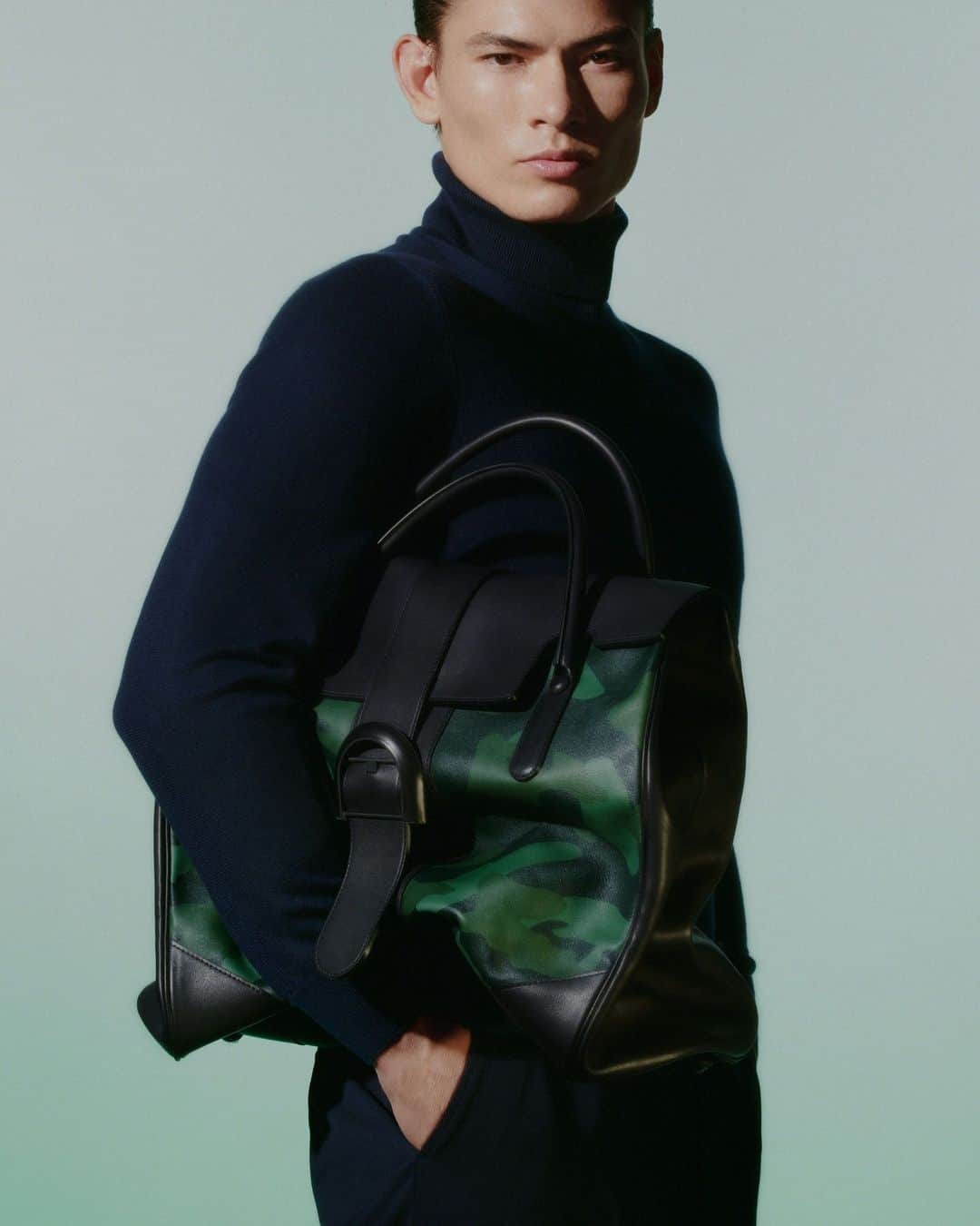 デルボーのインスタグラム：「Sly subversion. Traditional savoir-faire.⁣ ⁣ The L’XXL reimagines Delvaux’s iconic Brillant silhouette in oversized, deconstructed form. Designer and collaborator Jean Colonna, known for his irreverent treatment of the classically bourgeois in the 1990s, envisioned L’XXL in camouflage Dream Calf leather with raw edges, creating an attitude of utilitarian nonchalance. Designed for all genders and all occasions, L’XXL is a bag for endless possibilities. ⁣ ⁣ #Delvaux」
