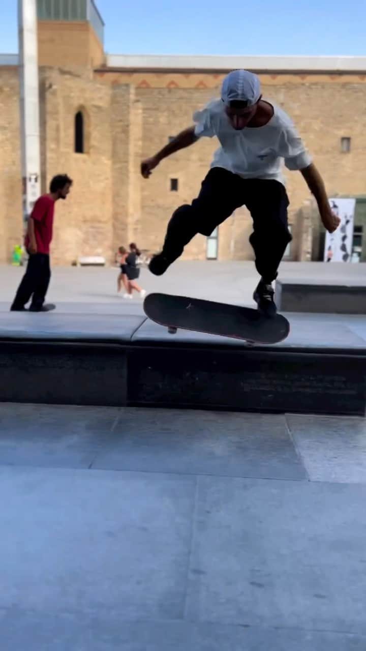 MACBA LIFEのインスタグラム：「The one and only @carlosiqui is back in the plaza!   📱 @unk_one  Tag us to be featured 👉🏽#macbalife 👈🏽 -———————— #RESPECTTHEPLAZA #macba #skate #skateboarding #barcelona #bcn #skatebarcelona #skatelife #barceloka #skateboard #metrogrammed #skatecrunch #skategram #thankyouskateboarding #❤️skateboarders」
