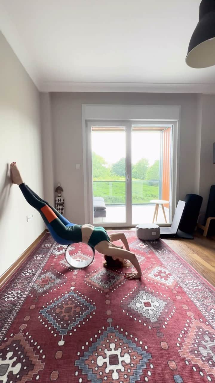 Mine Tugayのインスタグラム：「Empera kaydırmaz tabanlı halıyla ısınma ve yoga egzersizlerim artık daha keyifli ve eğlenceli 🧘🏻‍♀️😊Sizin için seçtiğim halıları incelemek için hemen Empera web sitesini ziyaret edin 🥳💕  #reklam #işbirliği @empera」