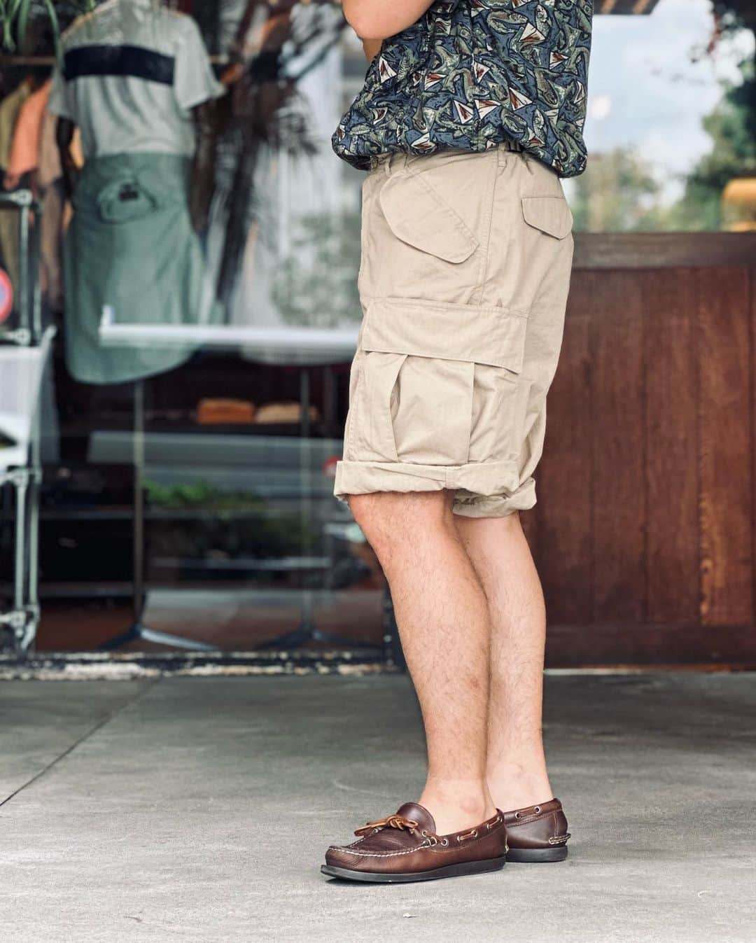 BEAMS+さんのインスタグラム写真 - (BEAMS+Instagram)「. . BEAMS PLUS STYLE  Military pants that go well with outdoor items.  military 6-pocket shorts are a classic summer item we think. Rolled up to add volume to the hem. I was conscious of the main styling of the pants.  ------------------------------------- ⁡ アウトドアアイテムとの相性が良いミリタリーパンツ。＜BEAMS PLUS＞のミリタリー6ポケットショーツはまさに夏の定番品。ロールアップして裾口にボリュームを出しました。あくまでパンツがメインのスタイリングを意識しました。 ⁡ #beams #beamsplus #beamsplusharajuku  #harajuku #tokyo #mensfashion #mensstyle #stylepoln #menswear #militaryshorts」7月20日 22時34分 - beams_plus_harajuku