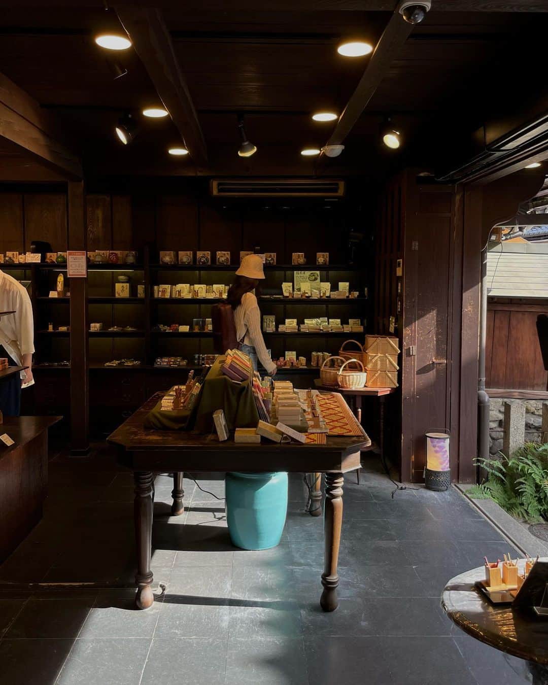 柿本絢菜 (24)さんのインスタグラム写真 - (柿本絢菜 (24)Instagram)「京都はショッピング天国やね。  久しぶりにお茶碗と小さな器を手に入れた。何十年も前のものやけど、大切に使わせていただきます。  ほんと、ここらへんは100年前のものや店がたくさんあって、不思議な感覚。」7月20日 22時34分 - aa_2.8