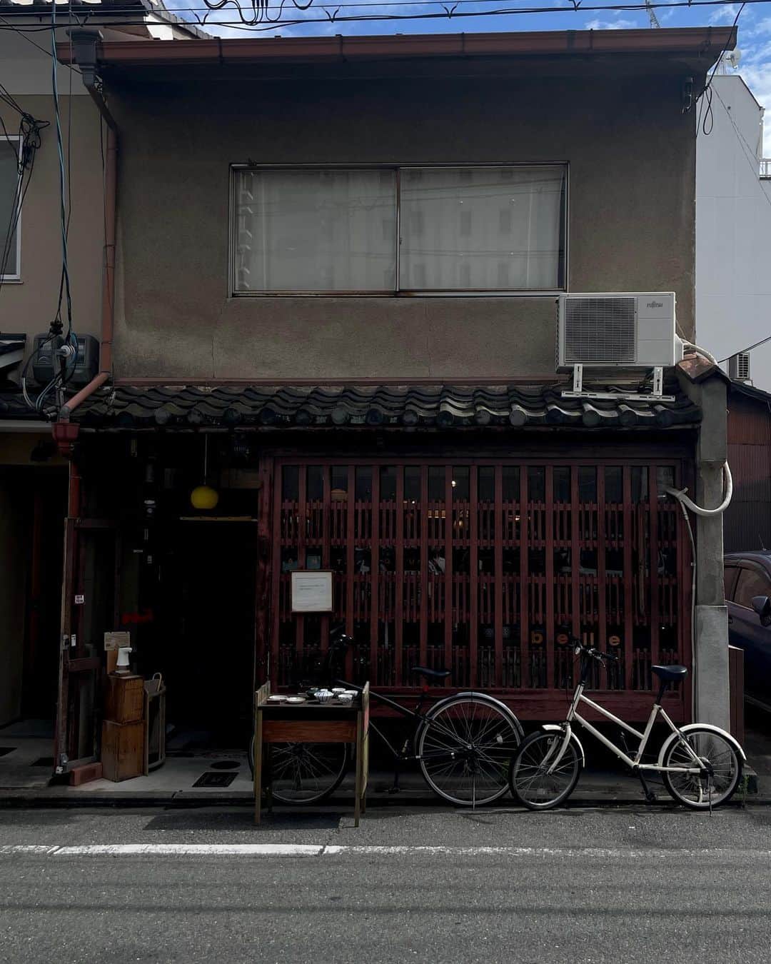 柿本絢菜 (24)さんのインスタグラム写真 - (柿本絢菜 (24)Instagram)「京都はショッピング天国やね。  久しぶりにお茶碗と小さな器を手に入れた。何十年も前のものやけど、大切に使わせていただきます。  ほんと、ここらへんは100年前のものや店がたくさんあって、不思議な感覚。」7月20日 22時34分 - aa_2.8