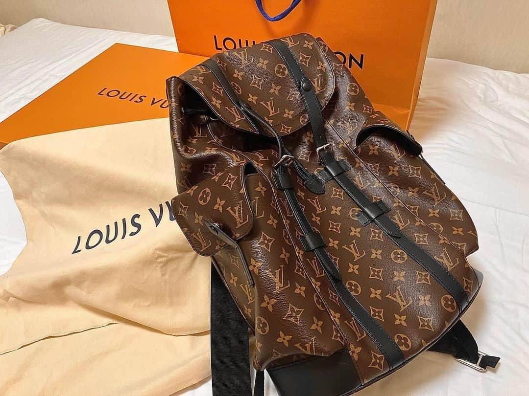 岡倫之さんのインスタグラム写真 - (岡倫之Instagram)「I have someone who donates me a Louis Vuitton bag.   帝国旗のド真ん中に刻まれてる  新潟の同盟者・KIYOから安物のリュックが捧げられた。  こんなもの今更もらったところでタンスの肥やしにしかならんが、余に尽くす心意気は大臣級である。  これぞ #帝国民   #ルイヴィトンバッグ  #louisvuittonbags  #ハイブランド好き  #推し活 #港区男子  #パパ活  #ヒモにしてくれる人と繋がりたい  #小悪魔系 #プレゼントに最適  #羨ましいだろ  #プロレスラー #夢のある仕事」7月20日 22時35分 - great_o_khan