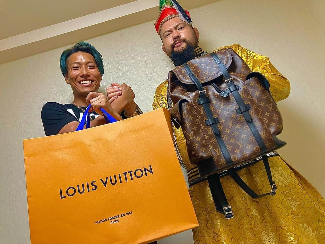 岡倫之さんのインスタグラム写真 - (岡倫之Instagram)「I have someone who donates me a Louis Vuitton bag.   帝国旗のド真ん中に刻まれてる  新潟の同盟者・KIYOから安物のリュックが捧げられた。  こんなもの今更もらったところでタンスの肥やしにしかならんが、余に尽くす心意気は大臣級である。  これぞ #帝国民   #ルイヴィトンバッグ  #louisvuittonbags  #ハイブランド好き  #推し活 #港区男子  #パパ活  #ヒモにしてくれる人と繋がりたい  #小悪魔系 #プレゼントに最適  #羨ましいだろ  #プロレスラー #夢のある仕事」7月20日 22時35分 - great_o_khan