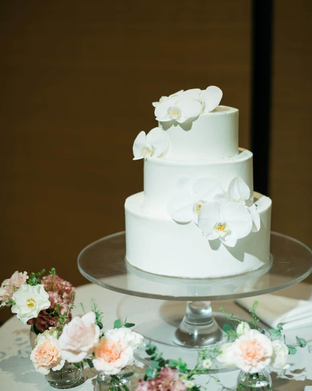 諭吉さんのインスタグラム写真 - (諭吉Instagram)「結婚式当日のブーケは ずっとお世話になっている @marronpapier_jp にお願いするとずっと前から決めていました♡  会場装花は春っぽいかんじでお願いして、 結婚式当日は母の日だったので カーネーションもいれてもらいました✨  ウェディングケーキはとことんシンプルに！ 高砂はソファに変えてもらってグリーン多めにしました🌿  ウェルカムボード、席次表は テンプレートに写真をいれるだけの ネットで見つけたサービスで頼みました。  準備大変だったけど振り返ると 色々考えたり楽しかったな、、♡  #ウェディング#ウェディングブーケ#プレ花嫁 #アンダーズ花嫁 #アンダーズウェディング #結婚式レポ#ウェディングケーキ」7月20日 22時35分 - yk.th