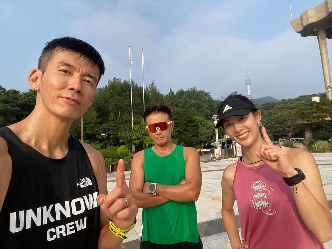 ジヌションのインスタグラム：「🏃‍♂️새벽 러닝 훈련 17일차 이제 @0923mara 권은주 감독님이 훈현일지에 휴식 같은 가벼운 조깅 50분이라고 써 놓으셨다🤣🤣🤣 나를@완전 파악 하신듯 휴식이 제일 힘들어요! 오늫은 조깅으로 남산 2회전 오늘에 러닝 메이트 배우 진태현 @taihyun_zin 이연진 코치 @yeounjin2664  나를 걱정하는 사항와는 동생 태현이의 진심어린 한마디 “형 좀 쉬어야되요!” 너무나도 즐거웠던 남산 러닝😄  우리는 선한 마음을 가지고 건강한 삶을 위해 런한다 #UNKNOWNCREW #언노운크루」