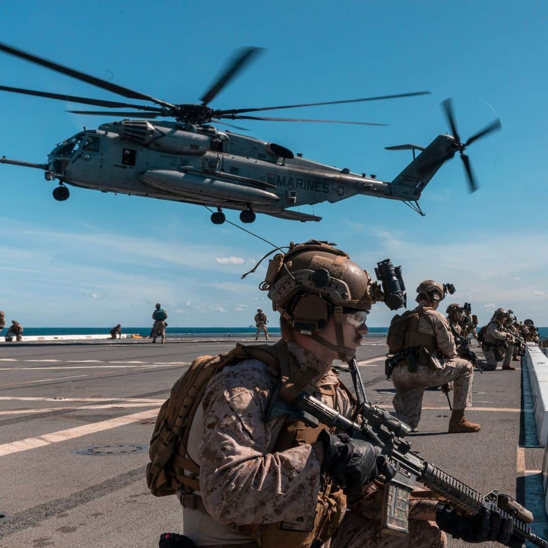 アメリカ海兵隊のインスタグラム：「All Secure  📍 Coral Sea (July 8, 2023)  #Marines with the @31stMEU post security during a Visit, Board, Search and Seizure (VBSS) exercise aboard the @USNavy's USS New Orleans.   The VBSS exercise refines Marines’ skills by training to remove maritime threats.   📷 (U.S. Marine Corps photo by Lance Cpl. Manuel Alvarado)  #USMC #MarineCombatArms #MarineAviation」