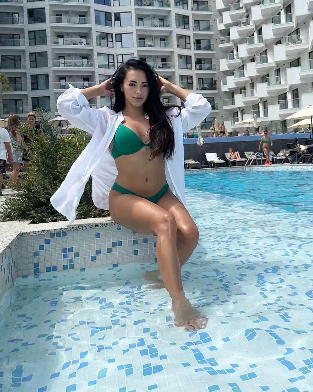 ラリサ・ヨルダケのインスタグラム：「O zi de vara.🤍 • @viva_beach_by_alezzi ✨🌸」