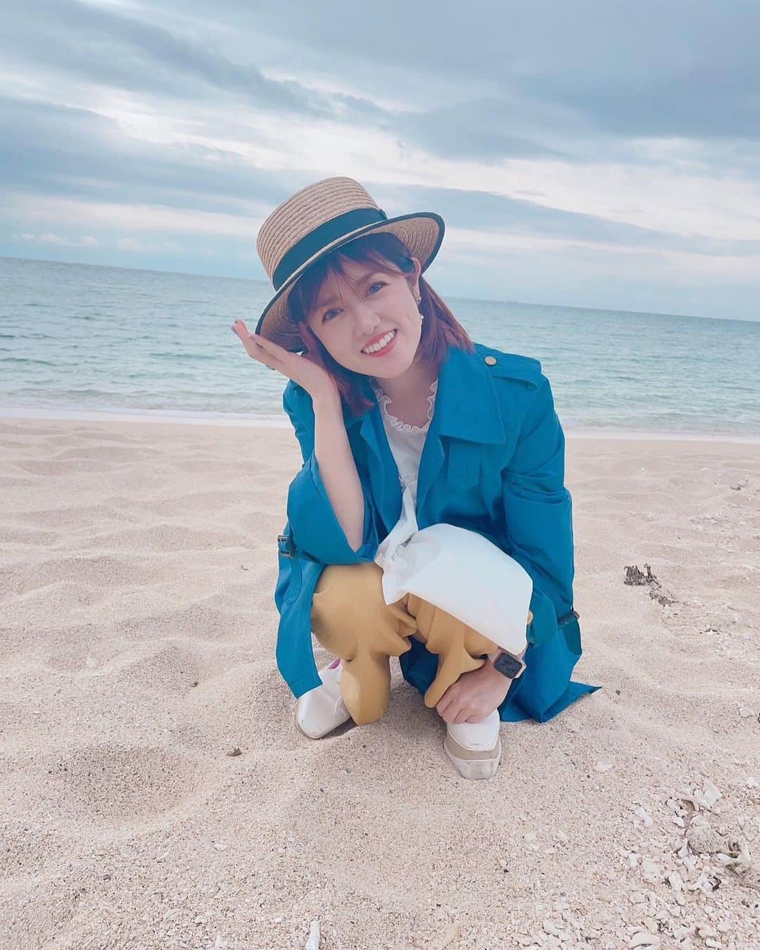 AIMIのインスタグラム：「あっという間に夏が来て、 夏が去っていくタイミングで9月4日がやってきます❣️ 9月4日といえば…？？？😍  AIMI & OHELLO RECORDSのお誕生日🎂✨  この日は自分の生まれた日であり、 オハローを開設した日であり、 曲もリリースしてきたし、 クラウドファンディングでみんなの力をたくさん吸収したり、ライブで一緒に過ごしたりと ほんとーに一年で一番特別な日を過ごしてきました♬♫♬  今年も、バースデー企画をやっちゃうよん☆*:.｡. o(≧▽≦)o .｡.:*☆ なにしたら楽しめるかなーって遠くにいるアイミンチュを近くにかんじるためたくさんねるねるねーるね🪄🧙‍♀️して、企画してます❣️  今日は　【 2023バースデー企画  第一弾 】　をお知らせ！  [AIMI BIRTHDAY企画限定グッズ販売のお知らせ]AIMI & OHELLO RECORDS の9月4日誕生日企画第一弾　スペシャルな新グッズの販売ページが公開になりました✨ ⬇︎(● ˃̶͈̀ロ˂̶͈́)ノ⬇︎ 詳細はURLを開いてください🙇‍♀️  https://aimi.theshop.jp/  販売スタートは 7月22日土曜日　21:00〜開始です‼️ 超数量限定のレアな手作りアイテムもあるので ゲットしたい方は忘れないでチェックしてね💓 国内はもちろん、海外からも購入できるようにしました！ セット商品はおひとりさま一点のみでお願いしますー！ 購入するページや、概要もきちんと読んで購入してください🙏❤️‍🔥  毎日こつこつアイミンチュのことを考えて手作りしているのが楽しいです✨ がんばるからねー！💪☺️💪❤️‍🔥  AIMIバースデー企画はまだまだ続くよん😘  #AIMI#OHELLORECORDS #バースデー企画#限定販売 #ハンドメイド#オリジナルTシャツ#告知 #沖縄#海」