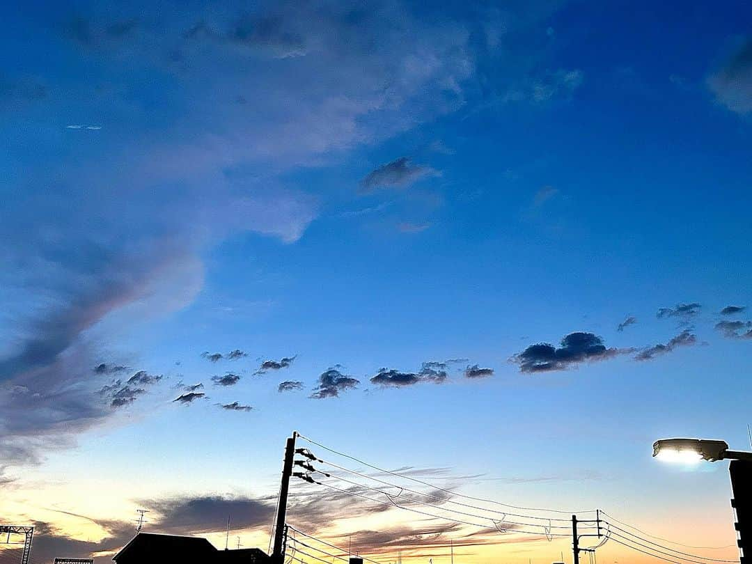 黒田絢子さんのインスタグラム写真 - (黒田絢子Instagram)「☁️の行列☁️☁️☁️☁️☁️☁️☁️☁️☁️☁️☁️☁️☁️☁️☁️☁️☁️  #夕焼け #夏空 #仕事終わりにありがとう  #私も列に並びたい #instagood  #funny #gn」7月20日 22時43分 - ayakokuroda_official