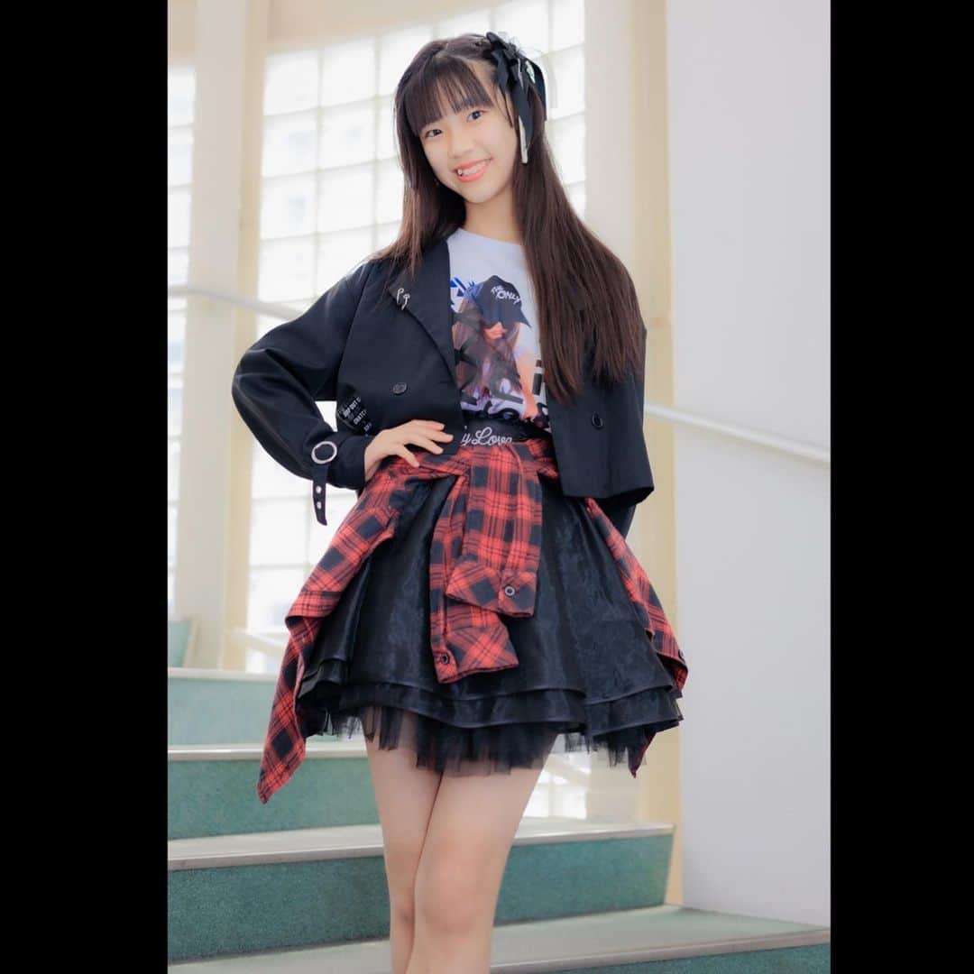 北島澪のインスタグラム：「ちょっとロックなストリートファッション🎸🎤♬.*ﾟ  ️ japankidsfashionweekでのインスタイベント「マイコーデコンテスト」に参加してます💚  #jkfwマイコーデ #キッズモデル #インスタキッズ #jkfw #japankidsfashionWeek #streetfashion   #ストリートファッション   #ストリートコーデ」