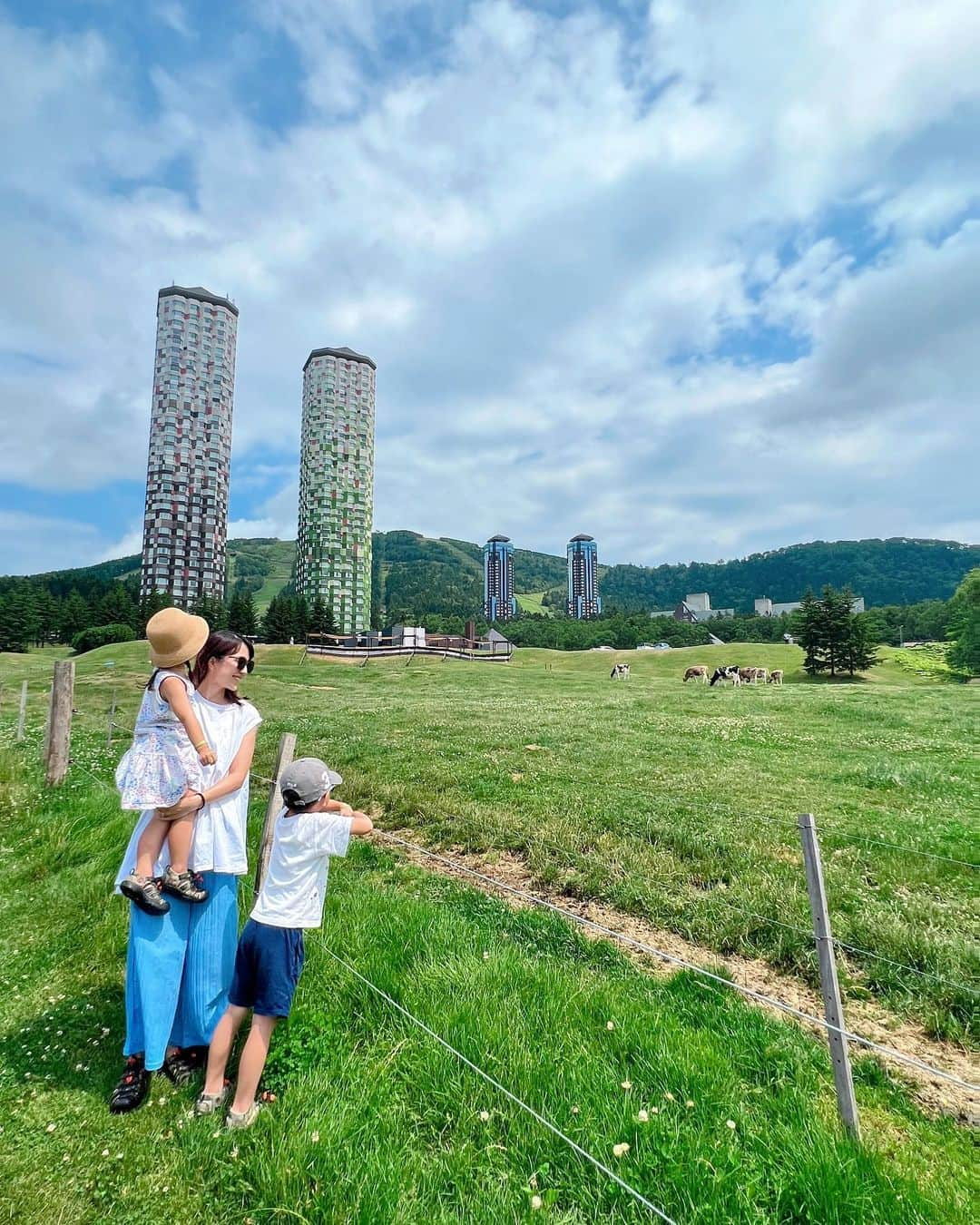 Remiさんのインスタグラム写真 - (RemiInstagram)「lovely farm in Tomamu🫶🏽 星野リゾートトマムでは、ファームエリアを牛柄のモーモーカートで散策！🐄 元々ゴルフ場だったエリアをかつての牧場の姿に戻した広大なファームの中には、クラフトビアガーデンも登場🍻 天気もロケーションも映えすぎて素敵な写真ばかり🤳🤍 子供たちも動物たちを眺めたり木の実拾いなど自然散策を楽しみました🌳  ラストはおまけのカートドライブ笑 涼しくて気持ちよかった♬  —————— 📍北海道トマム /Tomamu, Hokkaido 🐄 #星野リゾートトマム #リゾナーレトマム  @hoshinoresorts.tomamu @hoshinoresorts.risonare  🗓2023/7 ——————  #牧場 #北海道 #トマム #星野リゾートトマム #ファーム #星野リゾート #リゾナーレトマム #子連れ北海道 #子連れ旅行 #子連れホテル #HoshinoresortsTomamu #hoshinoresorts #hokkaido #tomamu #visitjapan #lovetabi #lovetabimama」7月20日 22時45分 - remi_912