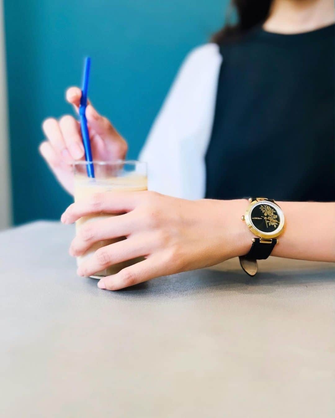 北村沙織さんのインスタグラム写真 - (北村沙織Instagram)「＊  小さめのサイズなのに収納が優秀なバック 時計もシンプルで可愛い⌚️♡  @oliviaburtonjapan さんの本誌を購入したら 日本公式サイトにて 素敵なクーポンが発行されるだけじゃなくて 時計が当たるInstagramに投稿したら 時計が当たるキャンペーンも実施中みたいです🌿  #オリビアバートン #スマホバック #oliviaburton #オリビア女子 #オリジョ #オリジョのスマホバック」7月20日 13時53分 - kitamu__cng