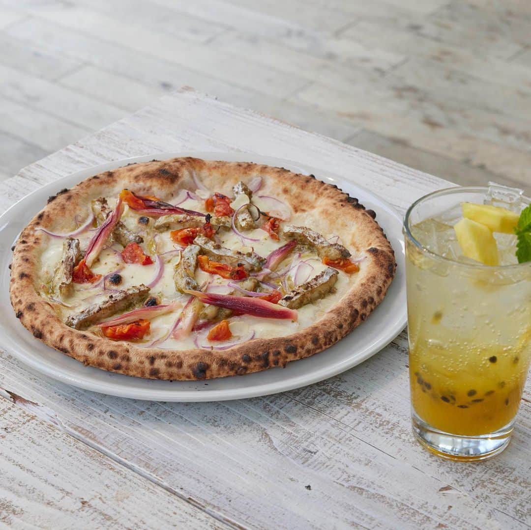 800DEGREES JAPANのインスタグラム：「* 800°DEGREES SHINJUKU& MINAMIAOYAMA  『Summer Pizzas and Pairings』  NO.3 JAPANESE PIQUANT STYLE BIANCA,japanese pepper tapenade of hairtail,myoga piccles & green shiso,dried tomato  We recommend pairing this pizza with sparkring tropical lemonade.  Click link to see full menu!  #800degreesjapan」