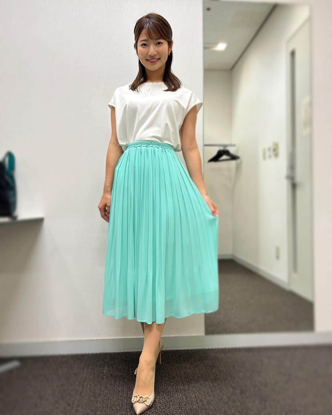 安藤萌々さんのインスタグラム写真 - (安藤萌々Instagram)「屋上から番組冒頭をお伝えした日🌆  スタイリストさんが少しでも涼しく見えるような 色合わせを選んでくれました！  トップス、スカート  NOLLY'S   今日も蒸し暑いですね💦 こまめな水分補給を心がけて乗り越えましょう🍹   今夜の放送もよろしくお願いします  #アナウンサー #衣装  #夏服  #セルフメイク  #ウォームスプリング  #骨格ウェーブ #骨格診断  #イエベ春 #パーソナルカラー  #ソフトエレガント #フレッシュ #メイク #ヘアアレンジ #大人かわいい コーデ  #綺麗め #ソフエレ #ENTP  #ワンピース #モノトーン  #イメコン」7月20日 13時45分 - momo_ando_ex