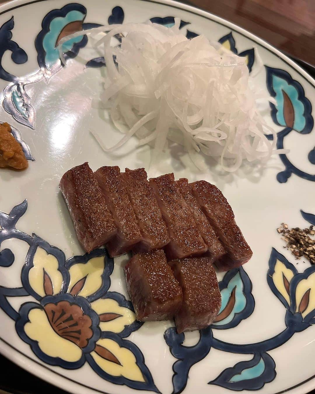 ソンイさんのインスタグラム写真 - (ソンイInstagram)「出産前の2〜3月は外食納めだ〜！と行きたいお店ほぼ制覇したのが懐かしい🤣✌🏻  せっかくなのでそのうちの1部のお気に入りお店をシェア🍽️  好き嫌いが超多い旦那だけど、夫婦共通で好きなのがトリュフなのでトリュフ祭り気味🥹🫶🏻  そろそろ娘連れてのお出かけにも慣れてきたし、特にコース料理系のお店は赤ちゃんが歩いたり自我がそんなにない月齢の方が逆に連れて行きやすいと第一子育児で学んだから、また4人家族で外食楽しもうっと💕  1枚目 BOTTEGA  (子連れ不可、料理は1つ前の投稿にアップしたよ✨4年ぶり夫婦ディナーで行けた念願のお店🍽️)  2.3枚目 Margotto e Baciare (コース料理に自分たちで選んだトリュフを全メニューにかけてくれる🤤子連れは毎月第三土曜日のランチか、ディナーも個室ならok🫶🏻お子様プレートも息子爆食いしてた🤣)  4.5枚目 銀座うかい亭 (鮑のランチコースが１番コスパよく子連れしやすいかなと🫶🏻お子様コースも絶品、子連れへのホスピタリティも完璧で我が家の特別ご飯の大優勝店🥇)  6枚目 中国飯店 (写真はフカヒレだけど中国飯店の北京ダックがとにかく好きすぎる😮‍💨💕ワイワイしてるから個室じゃなくても子連れしやすいし🤝🏻)  7枚目 SATOブリアン本店 (本店は子連れNGだから出産前に月1×4回、姉と贅沢ランチしてた🤣ブリ飯がとにかく大優勝🥇あ〜恋しい🥹3号店のランチなら子連れできるみたいです！)  8枚目 AU GAMIN DE TOKYO (個室かリニューアルした1Fなら子連れOK✨トリュフのスフレオムレツがとにかく好きぃ🍳お子様プレートも美味しい👦🏻定期的に何年も通ってる大好きなお店✨)  9枚目 鳥茂 (ピーマン肉詰め発祥の焼きトン屋さんで、上シロとレバーが大好きすぎる...🤤息子はつくねと雑炊と温麺が大好き👦🏻店内すごく活気あるから子連れしやすい！ベビーカーもokだけど2階席行くには階段のみ)  10枚目 心・技・体 うるふ (フグ焼きが絶品で親との家族ご飯の時の定番店✨座敷あるから子連れしやすい🫶🏻)  あと写真載せきれないけど、結局はよろにくが１番長年通ってるかな🤣 個室のみ子連れokでトリュフすき焼きとシルクロースは最後の晩餐で食べたいほど大好き🤤💕 息子はアラカルトでツチノコとそうめんを大人1人前食べますw」7月20日 13時46分 - sunwei1013