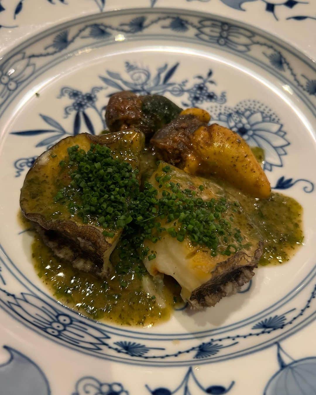 ソンイさんのインスタグラム写真 - (ソンイInstagram)「出産前の2〜3月は外食納めだ〜！と行きたいお店ほぼ制覇したのが懐かしい🤣✌🏻  せっかくなのでそのうちの1部のお気に入りお店をシェア🍽️  好き嫌いが超多い旦那だけど、夫婦共通で好きなのがトリュフなのでトリュフ祭り気味🥹🫶🏻  そろそろ娘連れてのお出かけにも慣れてきたし、特にコース料理系のお店は赤ちゃんが歩いたり自我がそんなにない月齢の方が逆に連れて行きやすいと第一子育児で学んだから、また4人家族で外食楽しもうっと💕  1枚目 BOTTEGA  (子連れ不可、料理は1つ前の投稿にアップしたよ✨4年ぶり夫婦ディナーで行けた念願のお店🍽️)  2.3枚目 Margotto e Baciare (コース料理に自分たちで選んだトリュフを全メニューにかけてくれる🤤子連れは毎月第三土曜日のランチか、ディナーも個室ならok🫶🏻お子様プレートも息子爆食いしてた🤣)  4.5枚目 銀座うかい亭 (鮑のランチコースが１番コスパよく子連れしやすいかなと🫶🏻お子様コースも絶品、子連れへのホスピタリティも完璧で我が家の特別ご飯の大優勝店🥇)  6枚目 中国飯店 (写真はフカヒレだけど中国飯店の北京ダックがとにかく好きすぎる😮‍💨💕ワイワイしてるから個室じゃなくても子連れしやすいし🤝🏻)  7枚目 SATOブリアン本店 (本店は子連れNGだから出産前に月1×4回、姉と贅沢ランチしてた🤣ブリ飯がとにかく大優勝🥇あ〜恋しい🥹3号店のランチなら子連れできるみたいです！)  8枚目 AU GAMIN DE TOKYO (個室かリニューアルした1Fなら子連れOK✨トリュフのスフレオムレツがとにかく好きぃ🍳お子様プレートも美味しい👦🏻定期的に何年も通ってる大好きなお店✨)  9枚目 鳥茂 (ピーマン肉詰め発祥の焼きトン屋さんで、上シロとレバーが大好きすぎる...🤤息子はつくねと雑炊と温麺が大好き👦🏻店内すごく活気あるから子連れしやすい！ベビーカーもokだけど2階席行くには階段のみ)  10枚目 心・技・体 うるふ (フグ焼きが絶品で親との家族ご飯の時の定番店✨座敷あるから子連れしやすい🫶🏻)  あと写真載せきれないけど、結局はよろにくが１番長年通ってるかな🤣 個室のみ子連れokでトリュフすき焼きとシルクロースは最後の晩餐で食べたいほど大好き🤤💕 息子はアラカルトでツチノコとそうめんを大人1人前食べますw」7月20日 13時46分 - sunwei1013