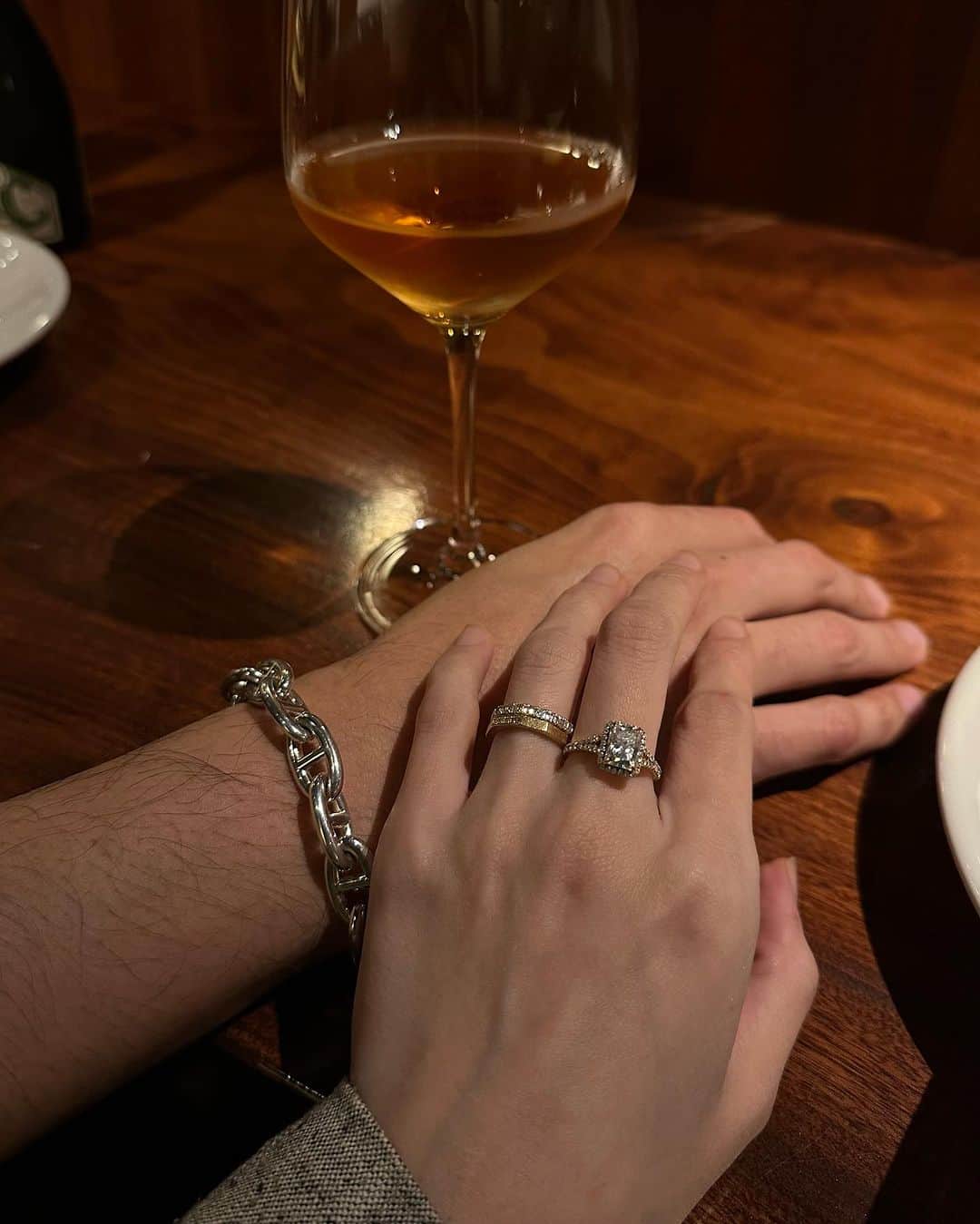 ソンイさんのインスタグラム写真 - (ソンイInstagram)「出産前の2〜3月は外食納めだ〜！と行きたいお店ほぼ制覇したのが懐かしい🤣✌🏻  せっかくなのでそのうちの1部のお気に入りお店をシェア🍽️  好き嫌いが超多い旦那だけど、夫婦共通で好きなのがトリュフなのでトリュフ祭り気味🥹🫶🏻  そろそろ娘連れてのお出かけにも慣れてきたし、特にコース料理系のお店は赤ちゃんが歩いたり自我がそんなにない月齢の方が逆に連れて行きやすいと第一子育児で学んだから、また4人家族で外食楽しもうっと💕  1枚目 BOTTEGA  (子連れ不可、料理は1つ前の投稿にアップしたよ✨4年ぶり夫婦ディナーで行けた念願のお店🍽️)  2.3枚目 Margotto e Baciare (コース料理に自分たちで選んだトリュフを全メニューにかけてくれる🤤子連れは毎月第三土曜日のランチか、ディナーも個室ならok🫶🏻お子様プレートも息子爆食いしてた🤣)  4.5枚目 銀座うかい亭 (鮑のランチコースが１番コスパよく子連れしやすいかなと🫶🏻お子様コースも絶品、子連れへのホスピタリティも完璧で我が家の特別ご飯の大優勝店🥇)  6枚目 中国飯店 (写真はフカヒレだけど中国飯店の北京ダックがとにかく好きすぎる😮‍💨💕ワイワイしてるから個室じゃなくても子連れしやすいし🤝🏻)  7枚目 SATOブリアン本店 (本店は子連れNGだから出産前に月1×4回、姉と贅沢ランチしてた🤣ブリ飯がとにかく大優勝🥇あ〜恋しい🥹3号店のランチなら子連れできるみたいです！)  8枚目 AU GAMIN DE TOKYO (個室かリニューアルした1Fなら子連れOK✨トリュフのスフレオムレツがとにかく好きぃ🍳お子様プレートも美味しい👦🏻定期的に何年も通ってる大好きなお店✨)  9枚目 鳥茂 (ピーマン肉詰め発祥の焼きトン屋さんで、上シロとレバーが大好きすぎる...🤤息子はつくねと雑炊と温麺が大好き👦🏻店内すごく活気あるから子連れしやすい！ベビーカーもokだけど2階席行くには階段のみ)  10枚目 心・技・体 うるふ (フグ焼きが絶品で親との家族ご飯の時の定番店✨座敷あるから子連れしやすい🫶🏻)  あと写真載せきれないけど、結局はよろにくが１番長年通ってるかな🤣 個室のみ子連れokでトリュフすき焼きとシルクロースは最後の晩餐で食べたいほど大好き🤤💕 息子はアラカルトでツチノコとそうめんを大人1人前食べますw」7月20日 13時46分 - sunwei1013
