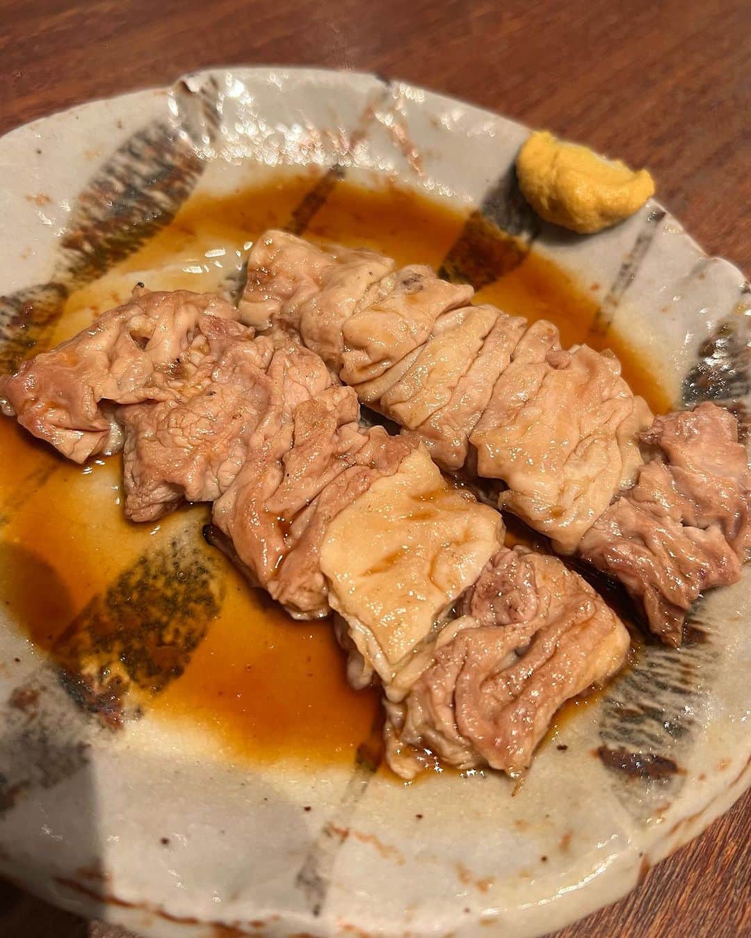 ソンイさんのインスタグラム写真 - (ソンイInstagram)「出産前の2〜3月は外食納めだ〜！と行きたいお店ほぼ制覇したのが懐かしい🤣✌🏻  せっかくなのでそのうちの1部のお気に入りお店をシェア🍽️  好き嫌いが超多い旦那だけど、夫婦共通で好きなのがトリュフなのでトリュフ祭り気味🥹🫶🏻  そろそろ娘連れてのお出かけにも慣れてきたし、特にコース料理系のお店は赤ちゃんが歩いたり自我がそんなにない月齢の方が逆に連れて行きやすいと第一子育児で学んだから、また4人家族で外食楽しもうっと💕  1枚目 BOTTEGA  (子連れ不可、料理は1つ前の投稿にアップしたよ✨4年ぶり夫婦ディナーで行けた念願のお店🍽️)  2.3枚目 Margotto e Baciare (コース料理に自分たちで選んだトリュフを全メニューにかけてくれる🤤子連れは毎月第三土曜日のランチか、ディナーも個室ならok🫶🏻お子様プレートも息子爆食いしてた🤣)  4.5枚目 銀座うかい亭 (鮑のランチコースが１番コスパよく子連れしやすいかなと🫶🏻お子様コースも絶品、子連れへのホスピタリティも完璧で我が家の特別ご飯の大優勝店🥇)  6枚目 中国飯店 (写真はフカヒレだけど中国飯店の北京ダックがとにかく好きすぎる😮‍💨💕ワイワイしてるから個室じゃなくても子連れしやすいし🤝🏻)  7枚目 SATOブリアン本店 (本店は子連れNGだから出産前に月1×4回、姉と贅沢ランチしてた🤣ブリ飯がとにかく大優勝🥇あ〜恋しい🥹3号店のランチなら子連れできるみたいです！)  8枚目 AU GAMIN DE TOKYO (個室かリニューアルした1Fなら子連れOK✨トリュフのスフレオムレツがとにかく好きぃ🍳お子様プレートも美味しい👦🏻定期的に何年も通ってる大好きなお店✨)  9枚目 鳥茂 (ピーマン肉詰め発祥の焼きトン屋さんで、上シロとレバーが大好きすぎる...🤤息子はつくねと雑炊と温麺が大好き👦🏻店内すごく活気あるから子連れしやすい！ベビーカーもokだけど2階席行くには階段のみ)  10枚目 心・技・体 うるふ (フグ焼きが絶品で親との家族ご飯の時の定番店✨座敷あるから子連れしやすい🫶🏻)  あと写真載せきれないけど、結局はよろにくが１番長年通ってるかな🤣 個室のみ子連れokでトリュフすき焼きとシルクロースは最後の晩餐で食べたいほど大好き🤤💕 息子はアラカルトでツチノコとそうめんを大人1人前食べますw」7月20日 13時46分 - sunwei1013