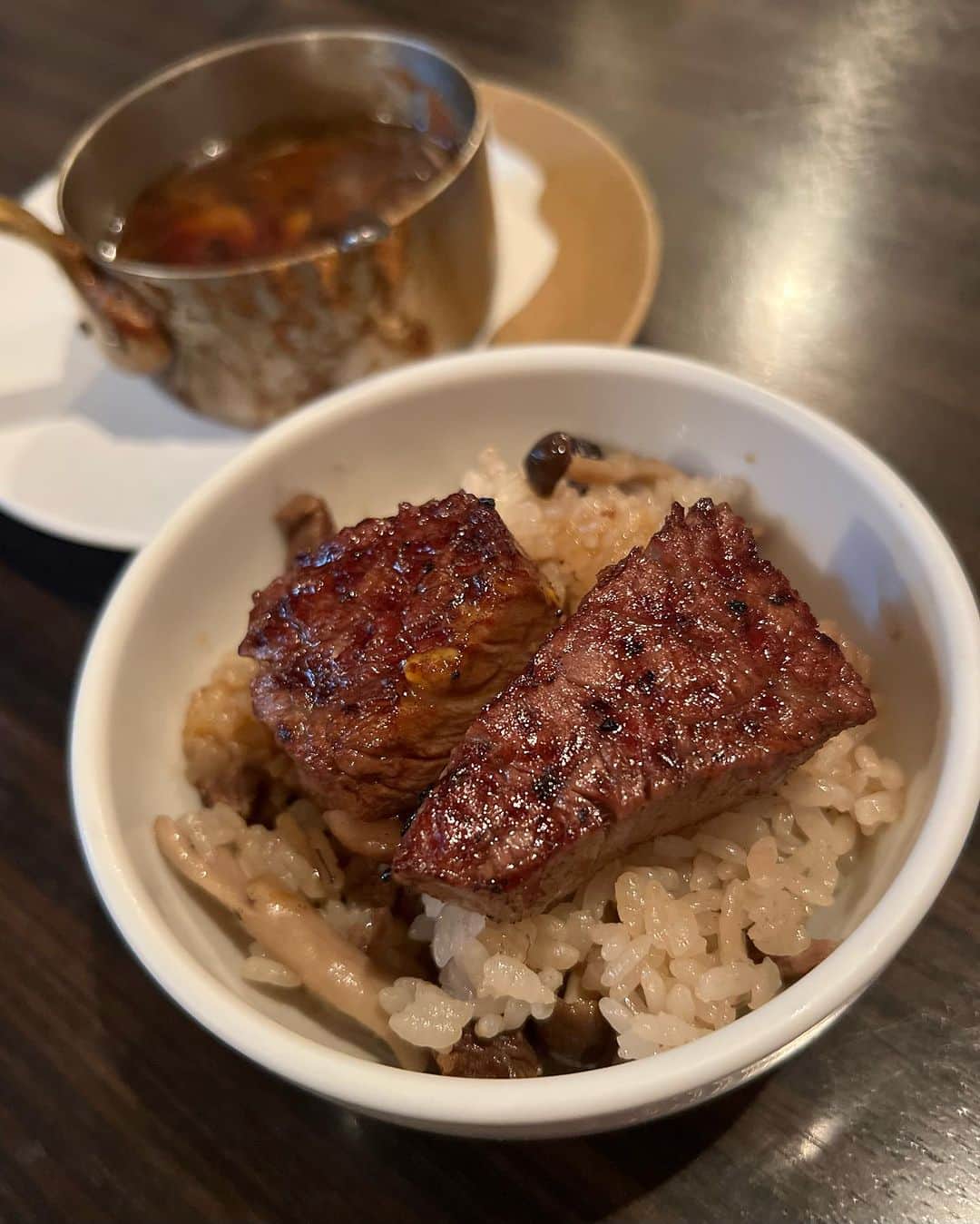 ソンイさんのインスタグラム写真 - (ソンイInstagram)「出産前の2〜3月は外食納めだ〜！と行きたいお店ほぼ制覇したのが懐かしい🤣✌🏻  せっかくなのでそのうちの1部のお気に入りお店をシェア🍽️  好き嫌いが超多い旦那だけど、夫婦共通で好きなのがトリュフなのでトリュフ祭り気味🥹🫶🏻  そろそろ娘連れてのお出かけにも慣れてきたし、特にコース料理系のお店は赤ちゃんが歩いたり自我がそんなにない月齢の方が逆に連れて行きやすいと第一子育児で学んだから、また4人家族で外食楽しもうっと💕  1枚目 BOTTEGA  (子連れ不可、料理は1つ前の投稿にアップしたよ✨4年ぶり夫婦ディナーで行けた念願のお店🍽️)  2.3枚目 Margotto e Baciare (コース料理に自分たちで選んだトリュフを全メニューにかけてくれる🤤子連れは毎月第三土曜日のランチか、ディナーも個室ならok🫶🏻お子様プレートも息子爆食いしてた🤣)  4.5枚目 銀座うかい亭 (鮑のランチコースが１番コスパよく子連れしやすいかなと🫶🏻お子様コースも絶品、子連れへのホスピタリティも完璧で我が家の特別ご飯の大優勝店🥇)  6枚目 中国飯店 (写真はフカヒレだけど中国飯店の北京ダックがとにかく好きすぎる😮‍💨💕ワイワイしてるから個室じゃなくても子連れしやすいし🤝🏻)  7枚目 SATOブリアン本店 (本店は子連れNGだから出産前に月1×4回、姉と贅沢ランチしてた🤣ブリ飯がとにかく大優勝🥇あ〜恋しい🥹3号店のランチなら子連れできるみたいです！)  8枚目 AU GAMIN DE TOKYO (個室かリニューアルした1Fなら子連れOK✨トリュフのスフレオムレツがとにかく好きぃ🍳お子様プレートも美味しい👦🏻定期的に何年も通ってる大好きなお店✨)  9枚目 鳥茂 (ピーマン肉詰め発祥の焼きトン屋さんで、上シロとレバーが大好きすぎる...🤤息子はつくねと雑炊と温麺が大好き👦🏻店内すごく活気あるから子連れしやすい！ベビーカーもokだけど2階席行くには階段のみ)  10枚目 心・技・体 うるふ (フグ焼きが絶品で親との家族ご飯の時の定番店✨座敷あるから子連れしやすい🫶🏻)  あと写真載せきれないけど、結局はよろにくが１番長年通ってるかな🤣 個室のみ子連れokでトリュフすき焼きとシルクロースは最後の晩餐で食べたいほど大好き🤤💕 息子はアラカルトでツチノコとそうめんを大人1人前食べますw」7月20日 13時46分 - sunwei1013