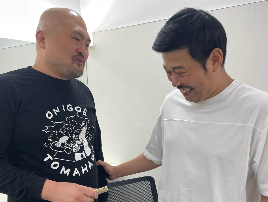 酒井尚さんのインスタグラム写真 - (酒井尚Instagram)「結婚しました。えへへ。  まさかこのような形で結婚のご報告をできる人生だとは思いませんでした。  これも皆様のおかげでございます。  これからも一生懸命生きてゆきますので見守っていただけたら幸いです。  ちなみに奥様は漫画の主人公のような名前をしています。  それはそれは素敵な女性です。  兄者のおかげでご祝儀たんまりいただきました。  奥様と大切に使わさせていただきます。  皆様、誠に誠にありがとうございます。  #水曜日のダウンタウン #ご祝儀ブローカー」7月20日 13時47分 - sakai__takashi
