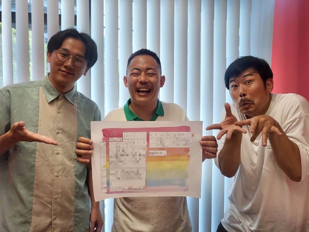 のインスタグラム：「結婚しました。えへへ。  まさかこのような形で結婚のご報告をできる人生だとは思いませんでした。  これも皆様のおかげでございます。  これからも一生懸命生きてゆきますので見守っていただけたら幸いです。  ちなみに奥様は漫画の主人公のような名前をしています。  それはそれは素敵な女性です。  兄者のおかげでご祝儀たんまりいただきました。  奥様と大切に使わさせていただきます。  皆様、誠に誠にありがとうございます。  #水曜日のダウンタウン #ご祝儀ブローカー」