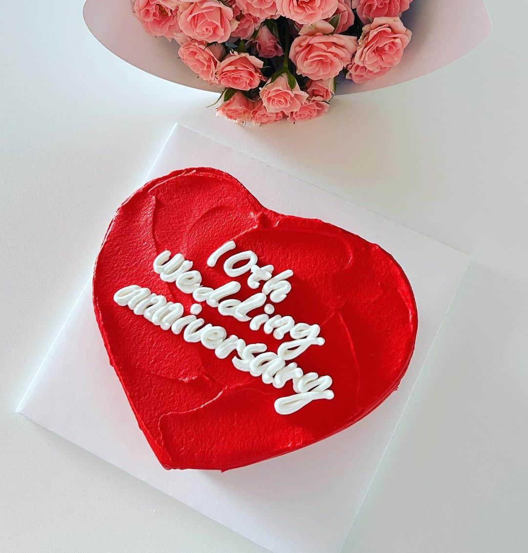 シム・ジホのインスタグラム：「. 내 옆에 있어주어 고마워요~♥️  #happyweddinganniversary  #10thanniversary」