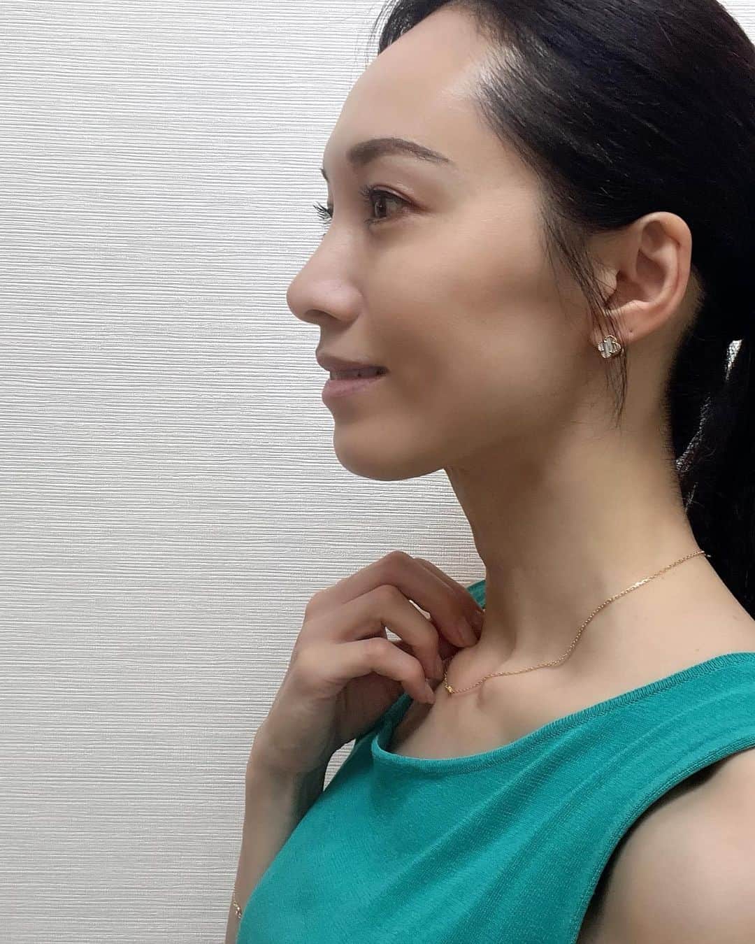 のインスタグラム：「・ ・ ・ 『まとめ髪』 ・ ・ 毎日暑いですね ・ ・ 暑いから 最近はまとめ髪が多いかも… ・ ・ ・ #駒田奈美#モデル#アラフィフ#美魔女#暑い#まとめ髪#髪型」