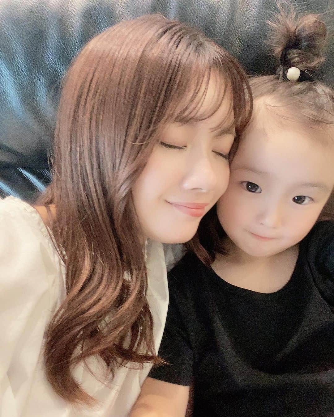 畠中清羅 のインスタグラム：「_  最近は娘と接する中で反省点が 山積みで、色々と考える日々🙄  2人目を出産し育児していく中で どうしても我慢させたり、 弟優先になることもあり我慢させてるなぁと🦕  もちろん仕方のない事もあるけどまだ娘も4歳だし 寂しく思う事もあるのかなと考えると育児ってバランスが難しいなと😭  私にそっくりな性格すぎて笑 私も大人気なくムキになって喧嘩してしまったりするんだけど  まだ4歳だもんね😂✨🧡  子育てについてのYouTubeとか 接し方とかとにかく勉強な日々。  お口も達者だけどとっても優しい子で弟想い　 そんな良いところを伸ばせてあげられる親でありたいなと思います🧏🏻  #4歳#女の子#女の子ママ#育児#子育て#子育て日記」